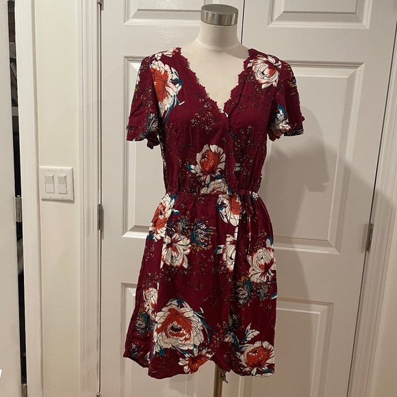 NWT Band of Gypsies maroon floral mock wrap mini dress with flounce sleeve M - Picture 1 of 5